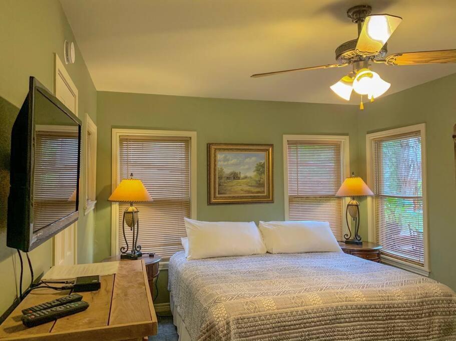 The River Haven - Sleeps 32 - On Guadalupe River Seguin Exterior foto