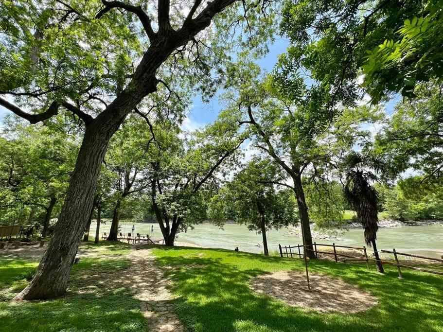 The River Haven - Sleeps 32 - On Guadalupe River Seguin Exterior foto